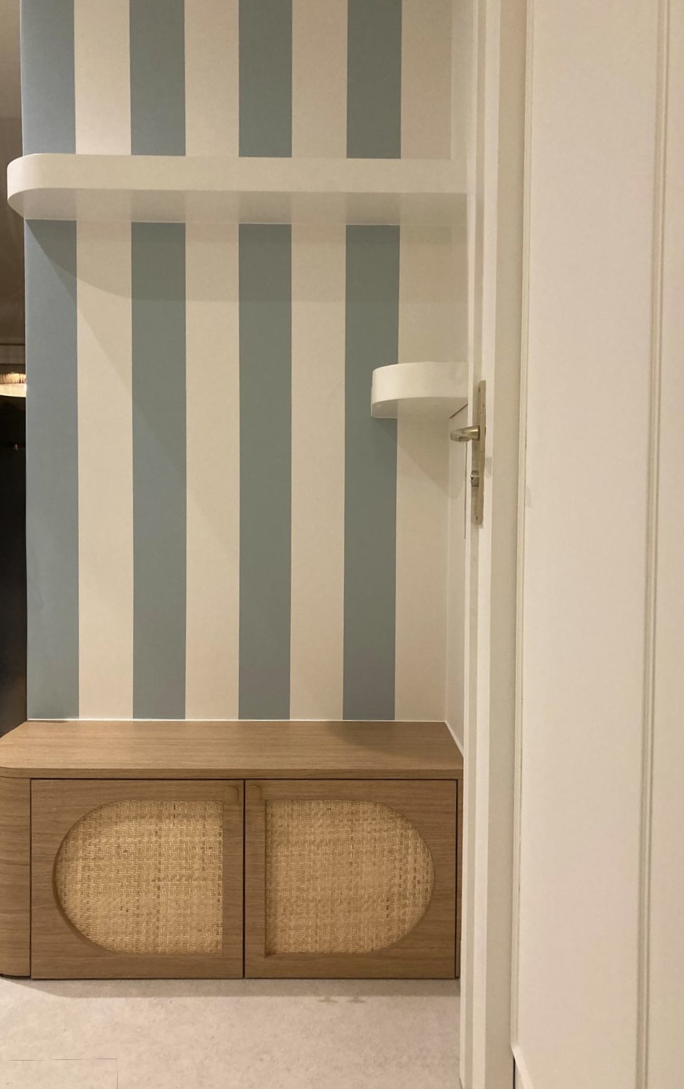 Meuble en cannage sur mesure pour appartement méditerranéen à Cannes