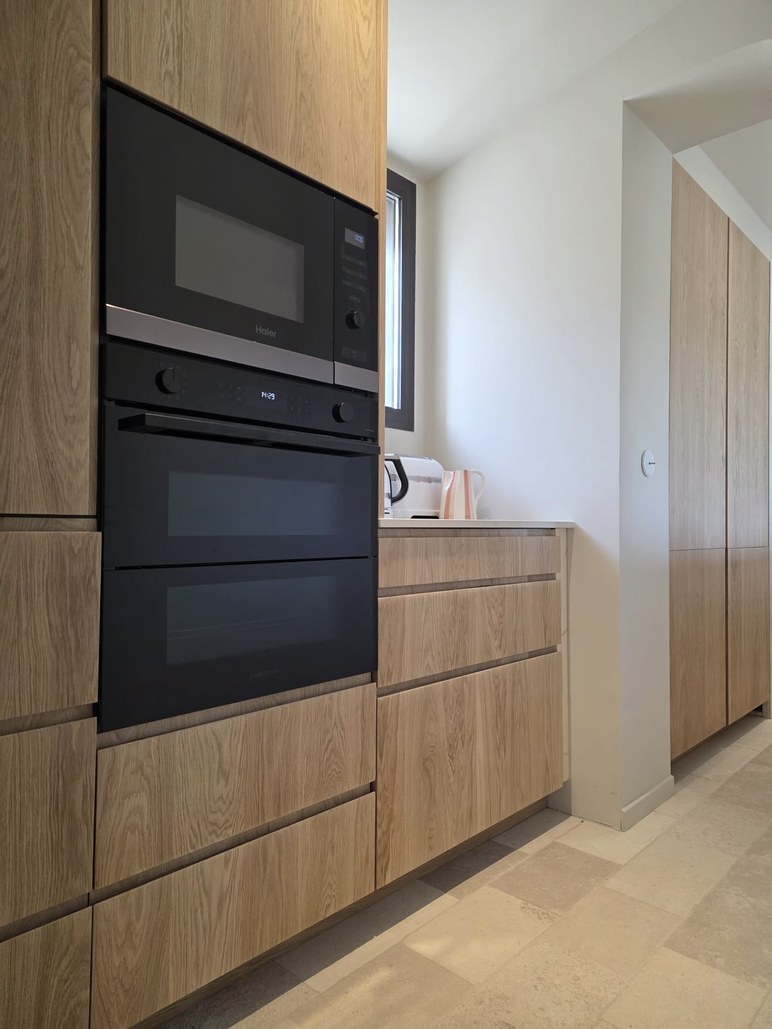 Façades de cuisine en chêne massif sur mesure, vue rapprochée des finitions vernis mat à Meyreuil