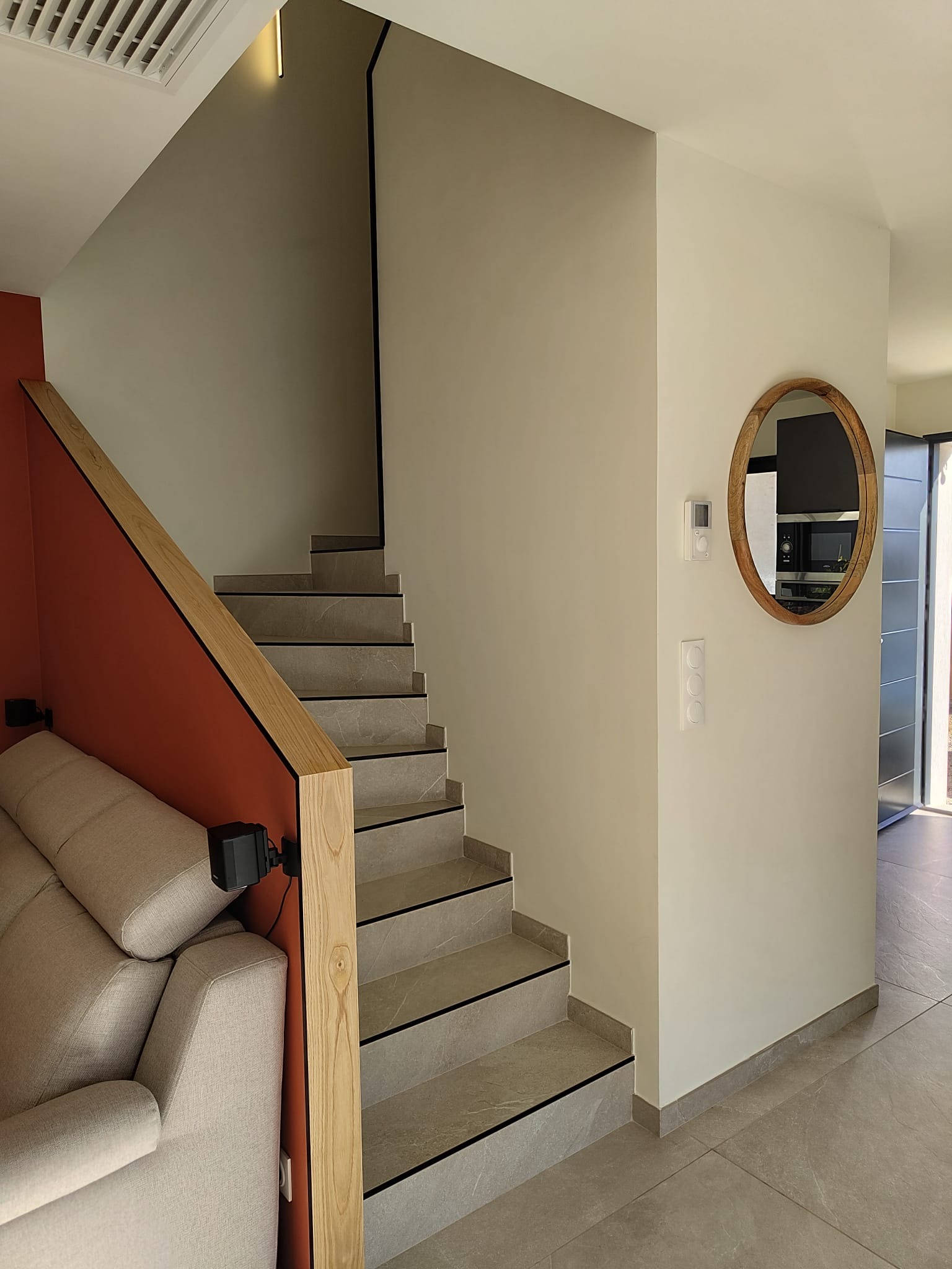 Main courante d’escalier en châtaignier massif laqué : sécurité et élégance sur mesure à Gréasque