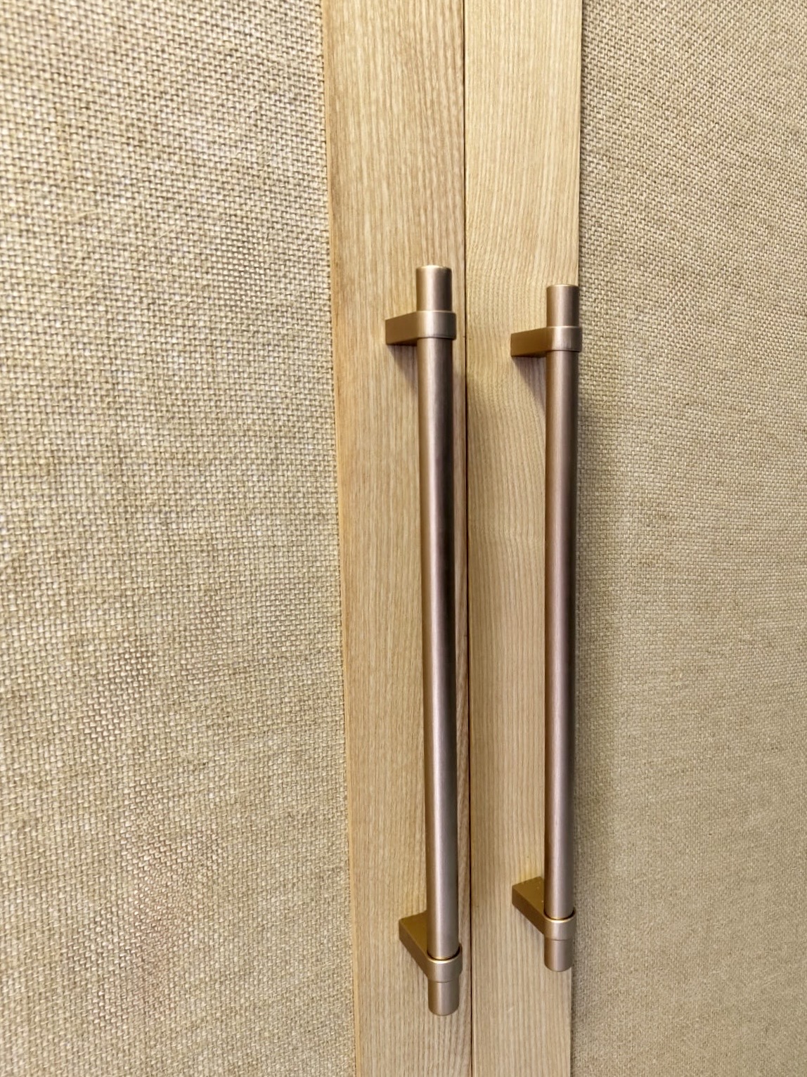 Finitions en huile éco-responsable et poignée en aluminium finition laiton brossé