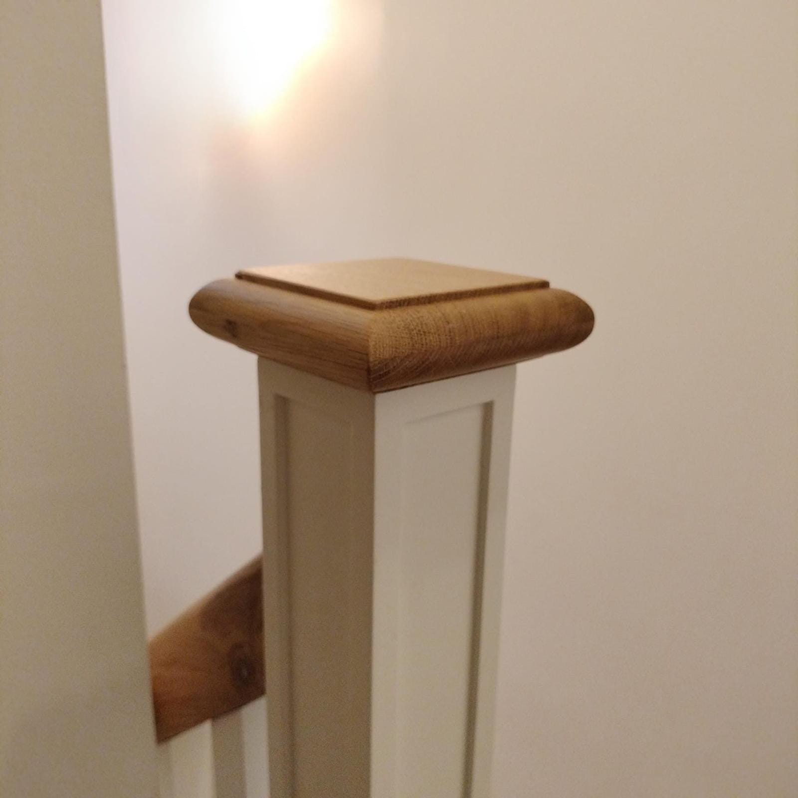 Escalier sur mesure en chêne massif avec garde-corps design et finitions haut de gamme à Aubagne